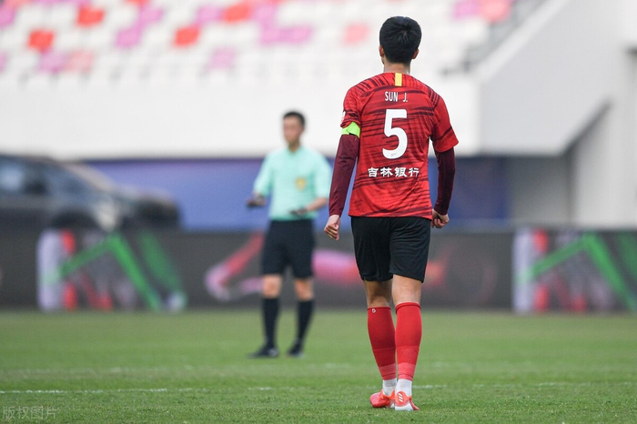 关于今晚体能课后；法兰克福临场应变备战亚冠；更衣室稳定；阵容厚度经受考验的信息